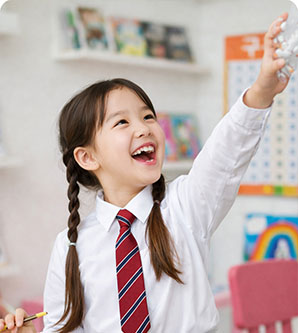 수업에 즐겁게 참여하는 학생